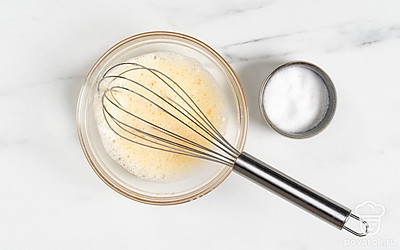 Добавьте к яйцу соль и еще раз перемешайте.