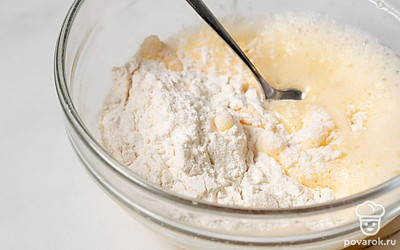Добавьте к яичной смеси часть муки и перемешайте все вилкой.