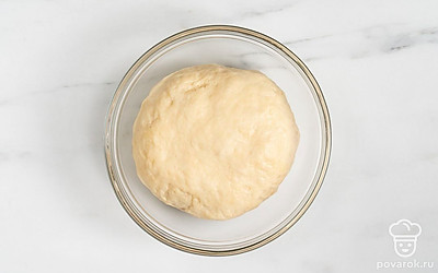 Добавьте оставшуюся муку и замесите тесто. Оно должно получиться упругим и эластичным.