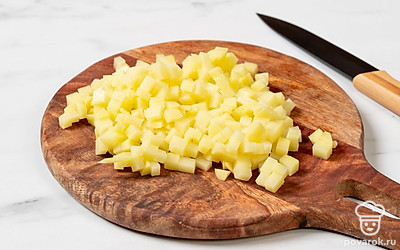 Нарежьте картофель на маленькие кубики и переложите в глубокую миску.