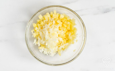 Мелко нашинкуйте лук и отправьте его к картофелю.