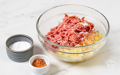 Переложите мясной фарш к картофелю и луку. Добавьте соль, перец и специи, а затем хорошо перемешайте начинку.