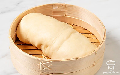 Смажьте растительным маслом лист мантоварки или решетку пароварки и уложите рулет.
