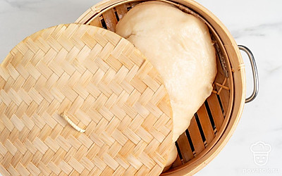 Налейте воду в мантоварку и поставьте на огонь. Сверху установите лист с ханумом и накройте крышкой. Если готовите в пароварке, влейте воду и поставьте таймер на 50 минут. На приготовление в мантоварке уйдет столько же времени.