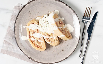 Переложите ханум на плоское блюдо, смажьте сливочным маслом и нарежьте на порции. Подайте блюдо на стол со сметаной и черным перцем. 