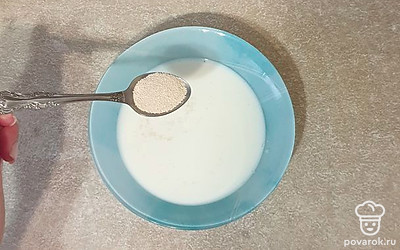 Молоко слегка подогрейте до теплого состояния. Добавьте дрожжи и 40 граммов сахара, размешайте, накройте и дайте постоять 10 минут.