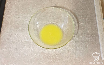 Сливочное масло (70 граммов) растопите и остудите.