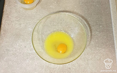 К маслу по одному вводите яйца и перемешивайте, добавьте ваниль и соль.