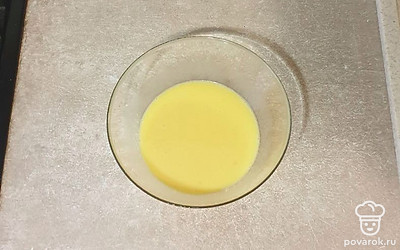 К яйцам влейте молоко с дрожжами, перемешайте.
