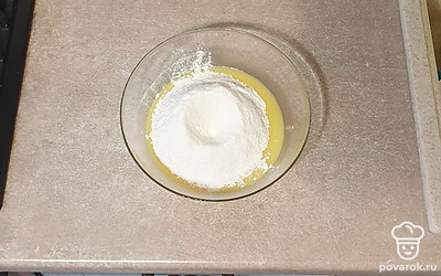 К остальным ингредиентам просейте муку в несколько приемов. Муку вмешайте миксером со специальной насадкой для замешивания теста (или просто ложкой).