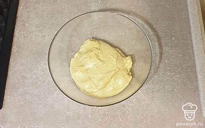 Тесто выложите в чашу, смазанную маслом, накройте полотенцем и дайте настояться 1 час.