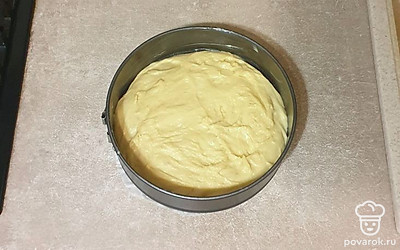 Форму для пирога смажьте маслом и выложите в него тесто, сверху накройте полотенцем и дайте настояться еще 30 минут.