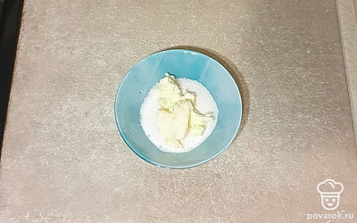 Оставшееся масло и сахар разотрите вместе, уберите в холодильник, пока настаивается тесто (хотя бы на 20 минут).