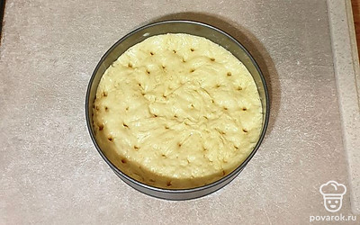 В пироге с помощью деревянной палочки сделайте отверстия.