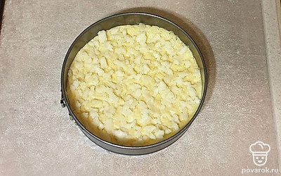 Сверху руками распределите кусочки масла с сахаром по всей поверхности пирога. Выпекайте в заранее разогретой духовке при 180 градусах в режиме «Верх-низ» около 25 минут. Пирог должен подрумяниться.