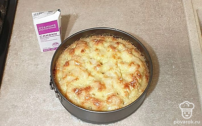 Пирог достаньте из духовки и сверху равномерно полейте всем количеством сливок. Затем пирог снова уберите в духовку на 7-10 минут.