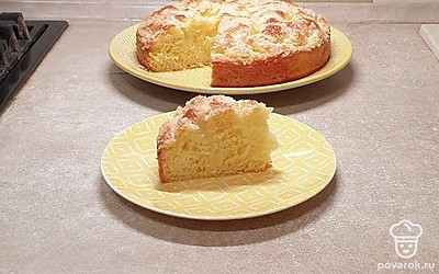 Пирогу дайте остыть и подавайте, разрезав на порционные кусочки. Приятного аппетита!