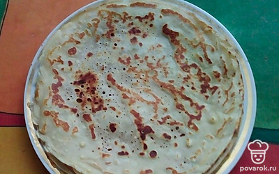 Завести тесто, смешав 1 яйцо, соль, соду, муку 80-100 грамм. Постепенно добавлять молоко, хорошо размешать. Испечь 5-6 блинов.