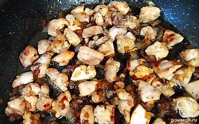 Обжарить куриное любое мясо, небольшие кусочки, с луком. Добавить соль, перец. Как остынет — нарезать мельче.