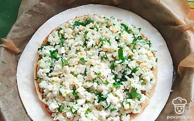 Форму застелить бумагой для выпечки. Смазать маслом и выложить корж слоеного теста диаметром больше блина. Сверху положить блин, на нем распределить рисовую начинку.