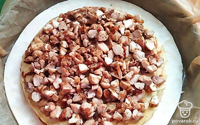 Положить следующий блин, на него куриную начинку. Следующий блин, на него грибы. Снова блин. 