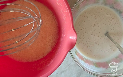 В кефир добавить соду и перемешать. Взбить яйца с медом и добавить к кефиру.