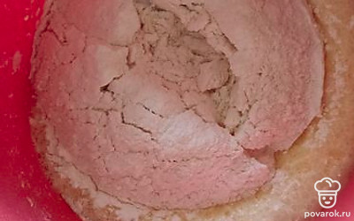 Всыпать муку, хорошо размешать.