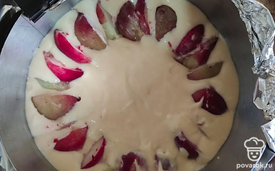 Вылить тесто в сковороду, сверху выложить половинки персиков и поставить в духовку на 40 минут.