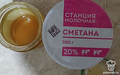 Смешать сметану с медом, остудить готовый пирог, разрезать пополам и смазать кремом. 