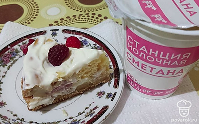 Сверху можно украсить ягодами. 