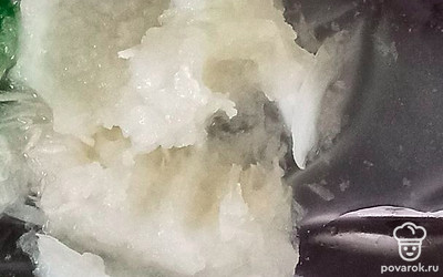 Натрите на мелкой терке луковицу.