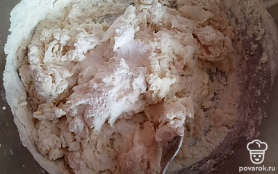 Смешайте воду с мукой.