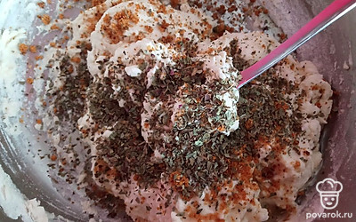 Добавьте соль, специи, 1 столовую ложку растительного масла.