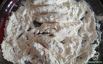 Слепите колбаски произвольной формы, предварительно обмакнув руки и тесто в муку, чтобы смесь не прилипала.