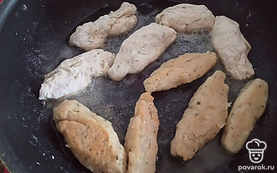 На растительном масле жарьте заготовки на среднем огне. Томите до золотистой корочки.