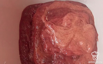 Печень промойте и пропустите через мясорубку.