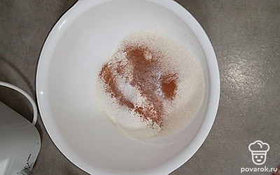 Смешать муку, соду, сахар, корицу. 