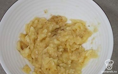 Спелые бананы помять вилкой.