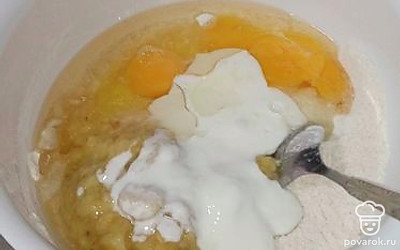 Добавить пюре из бананов, яйца, йогурт, масло и все быстро перемешать. 