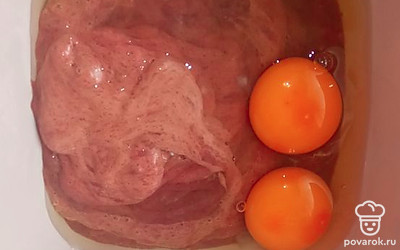 Добавьте 2 яйца.