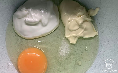 Сделать тесто. Смешать сметану, майонез, яйцо и соль.