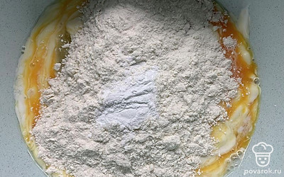 Добавить муку и разрыхлитель. Замесить тесто.