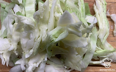 Капусту нашинковать.
