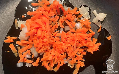 Лук нарезать на кусочки, морковь натереть на терке и обжарить на сковороде 3 минуты.