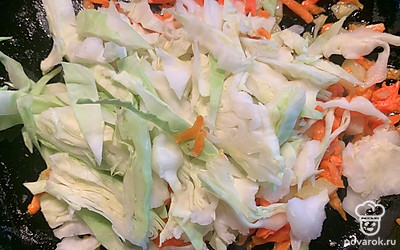 Выложить капусту и готовить еще 3 минуты, помешивая.