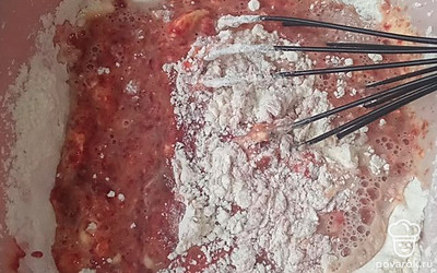 Всыпьте 3 столовых ложки муки и посолите по вкусу.