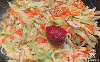 Добавить томатную пасту, соль и немного воды. Тушить до готовности.