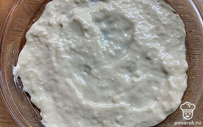 Половину теста выложить в смазанную форму.