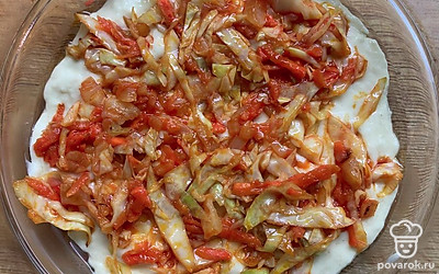 Поверх теста разложить капусту.