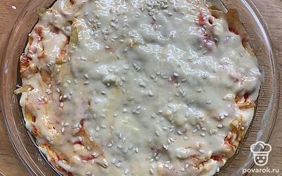 Накрыть остатками теста и посыпать кунжутом. Отправить в духовку на 35-40 минут при 180 градусах.